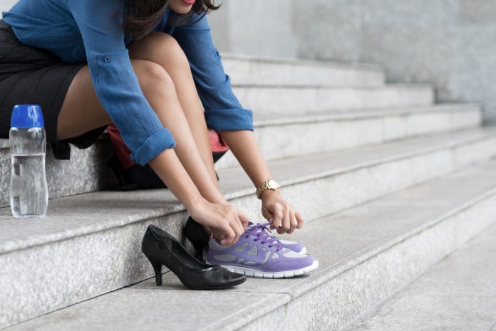 Running shoes with heel support